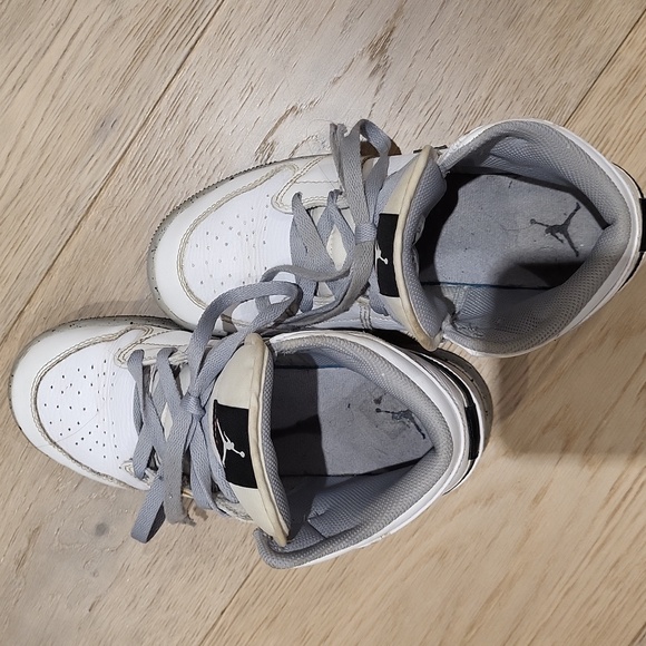 Jordan 1 Mid “White Cement” (GS) - Picture 4 of 8